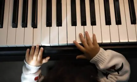 Ein Kind klimpert auf dem Piano