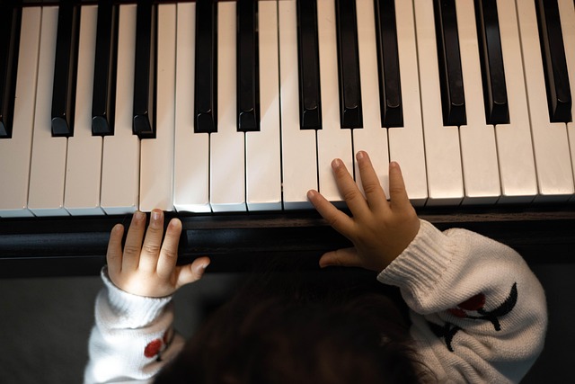 Ein Kind klimpert auf dem Piano