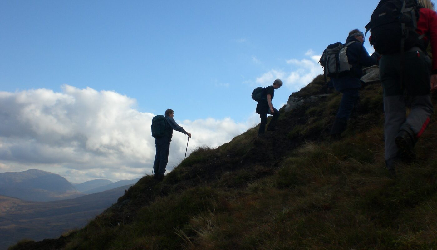 Ein Bergführer an einem Berghang mit einem weiteren Bergsteiger
